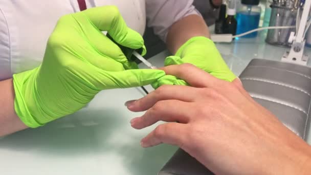 Close-up van manicure het doen van nieuwe manicure in beauty studio — Stockvideo