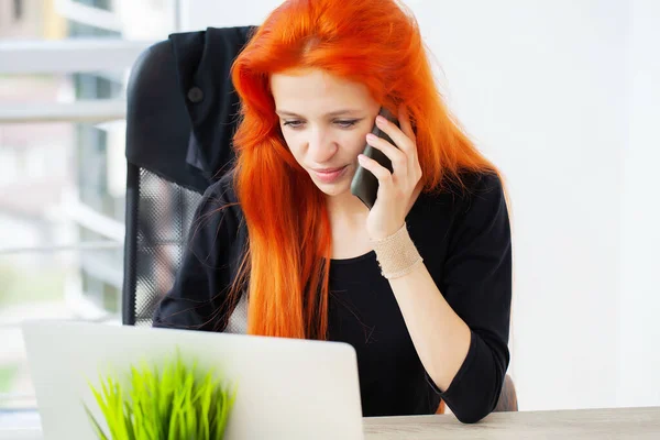 Hermosa mujer de negocios que trabaja con el ordenador portátil en la oficina —  Fotos de Stock