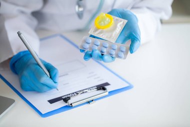 Kapalı doktor, erkek sağlığı için ilaç tutuyor.