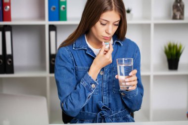 Ofiste hap alan güzel bir genç kadın.