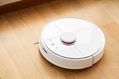 Robot elektrikli süpürge daireyi belli bir zamanda otomatik olarak temizliyor. Akıllı ev.
