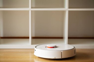Robot elektrikli süpürge daireyi belli bir zamanda otomatik olarak temizliyor. Akıllı ev.