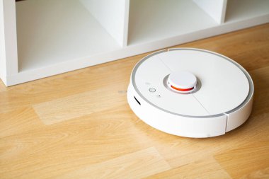 Robot elektrikli süpürge daireyi belli bir zamanda otomatik olarak temizliyor. Akıllı ev.