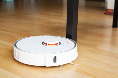 Robot elektrikli süpürge daireyi belli bir zamanda otomatik olarak temizliyor. Akıllı ev.