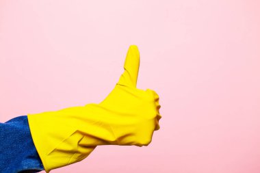 Kadınların kollarını temizlemek için sarı eldiven.