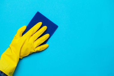 Kadın eliyle yıkama ve temizleme için sünger.