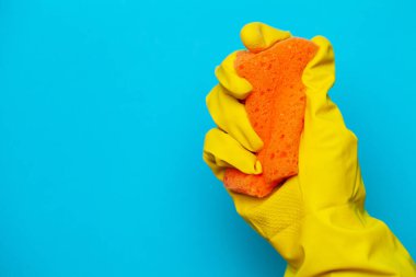 Kadın eliyle yıkama ve temizleme için sünger.