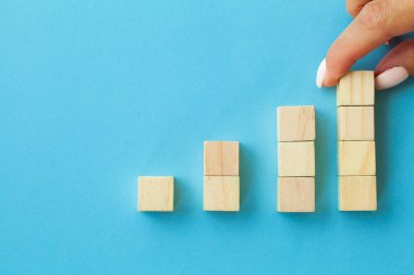 Giriş ifadeleri ve bilgi simgesi için boş tahta küpleri kopyalama alanı ile birlikte masaya yerleştirmek ve dizmek.