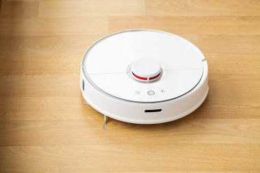 Robot elektrikli süpürge daireyi belli bir zamanda otomatik olarak temizliyor. Akıllı ev.