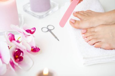 Yatakta Pedikür Yapan Neşeli Kız Yatakta Oturuyor.