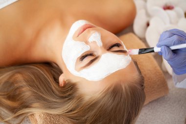 Spa Kadını Yüz Temizleme Maskesi, Güzellik Tedavisi Uygulaması