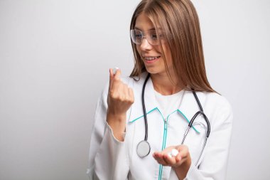 Bir kapsül gösteren doktor eli resmi