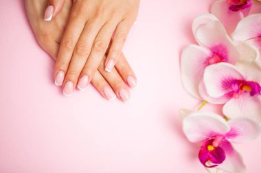 Kadın evde el kremi sürüyor, yakın plan.