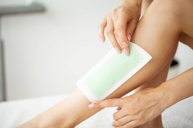 Bacaklarına balmumu sürme prosedürü