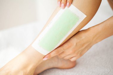 Bacaklarına balmumu sürme prosedürü