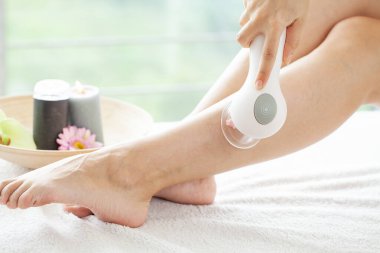 Kadın evde cilt bakımı için LPG masajı yaptırıyor.