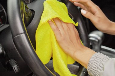El mikrofiber bez temizleme ile modern arabanın içi.