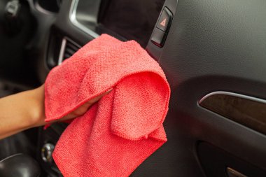 El mikrofiber bez temizleme ile modern arabanın içi.