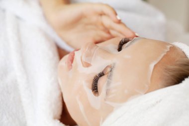 Evde maske takan güzel bir kız.