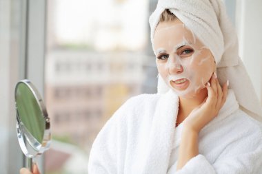 Yüz maskeli güzel bir kadın, cilt bakımı