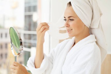 Evde maske takan güzel bir kız.