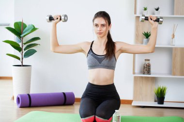 Külotlu çorap giymiş, evinde halterli güzel bir genç kız..