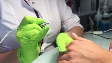 Güzellik stüdyosunda manikürcünün yeni manikür yapmasına yakın çekim.