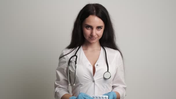 남자의 건강을 위한 약을 들고 있는 여자 의사 — 비디오