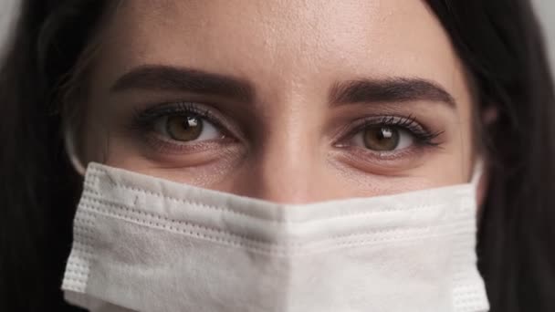 Портрет девушки в защитной маске — стоковое видео