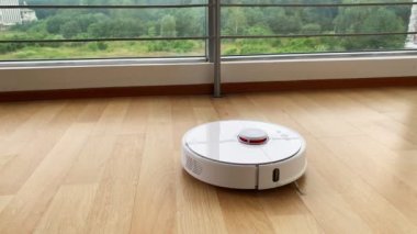 Robot elektrikli süpürge daireyi belli bir zamanda otomatik olarak temizliyor..