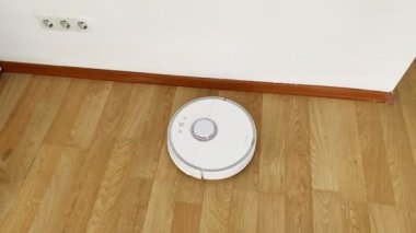 Robot elektrikli süpürge daireyi belli bir zamanda otomatik olarak temizliyor..