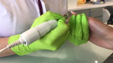 Güzellik stüdyosunda manikürcünün yeni manikür yapmasına yakın çekim.