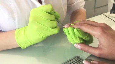 Güzellik stüdyosunda manikürcünün yeni manikür yapmasına yakın çekim.