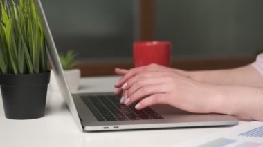 Dizüstü bilgisayarcı kadınla evde çalışıp blog yazıyorsun..