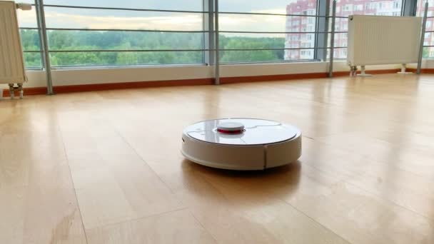 Robot stofzuiger voert automatische reiniging van het appartement op een bepaald moment. — Stockvideo