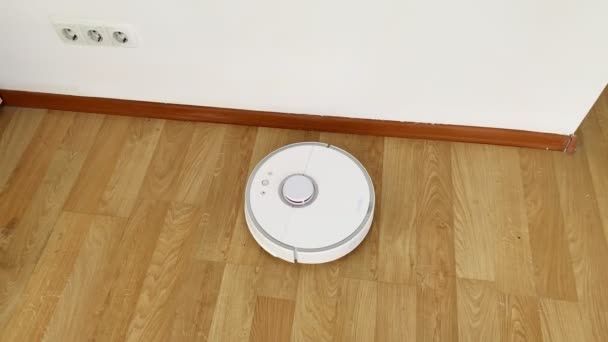 Robot vacuum cleaner performs automatic cleaning of the apartment at a certain time. — Stock Video