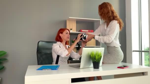 Affärskvinna bär VR glasögon och interagerar med cyberrymden — Stockvideo