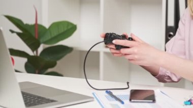 Oyun oynayan kız joystick ile oyun oynuyor.