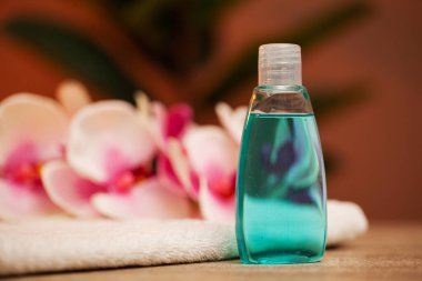 Kozmetik şampuan şişesi havlu ve biberiye banyodaki masada.