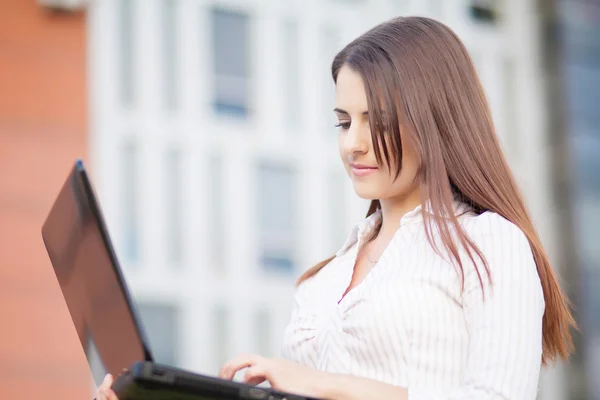 Joven mujer de negocios con portátil — Foto de Stock