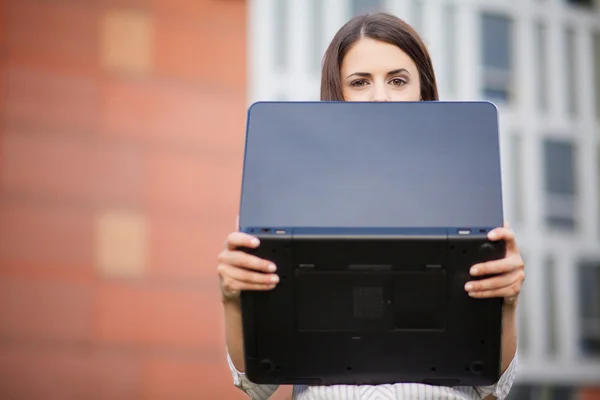 Szczęśliwy biznes kobieta posiadania laptopa — Zdjęcie stockowe