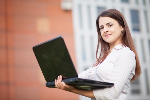 Красива молода бізнес-леді з комп'ютером — стокове фото