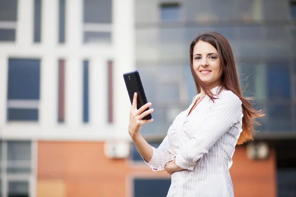 Glad affärskvinna med hjälp av en tablet PC — Stockfoto