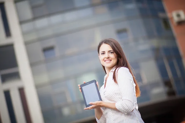 Glad affärskvinna med hjälp av en tablet PC — Stockfoto