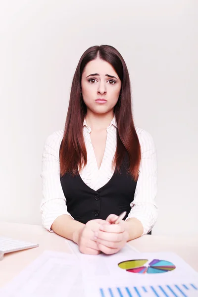 Retrato de una hermosa joven mujer de negocios haciendo un papeleo — Foto de Stock