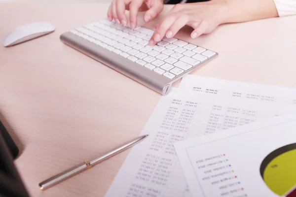 Hands of an office woman typing — Stock Photo, Image