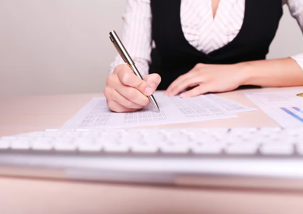 kadın el sayılarla kağıda yazı resim 