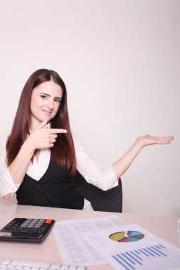 Güzel işkadını h masasında, başparmak kadar kamera gösterilen