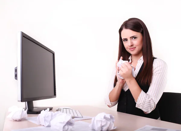 Kontorist med skruvas upp papper boll på hennes skrivbord inte ute — Stockfoto