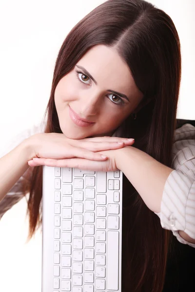 Joven mujer feliz sosteniendo el teclado sobre fondo blanco — Foto de Stock